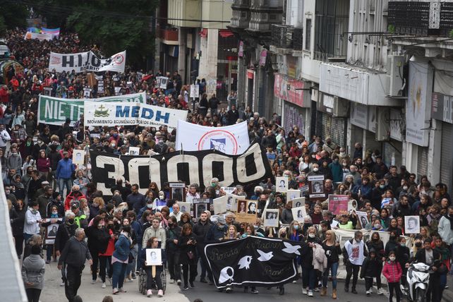 Nunca Más: marcha en Rosario por más y mejor democracia contra toda dictadura militar. 