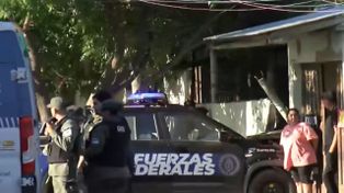 Una camioneta de Gendarmería terminó incrustada en una casa de Empalme Graneros y un agente resultó herido