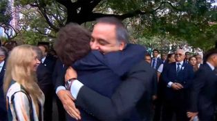 El presidente Javier Milei le dedicó un abrazo efusivo a su cuestionado jefe de Gabinete.
