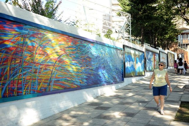 La galería a cielo abierto ubicada frente al río.