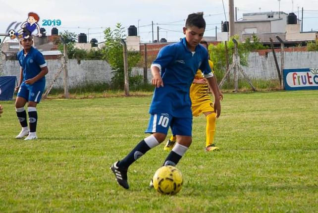 De purrete. Segovia, con la camiseta azul de engranaje, en las inferiores del club entrerriano.