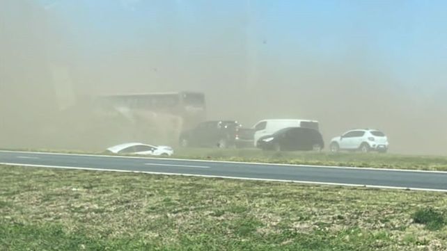 Tormenta de viento provocó un choque que involucró a 44 vehículos en la autopista a Córdoba: una rosarina muerta y varios heridos