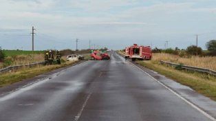 Dos autos chocaron de frente este jueves cerca de Larroque, departamento Gualeguaychú. Un hombre murió y cinco personas resultaron heridas.