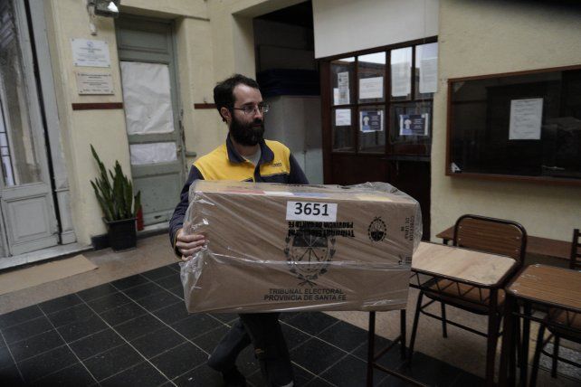 Personal del Correo Argentino ya distribuyó las urnas y el material electoral en los centros de votación de Rosario.