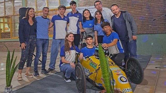 alumnos de la EET N°1 presentaron su auto para competir en el Desafío Eco.&nbsp;