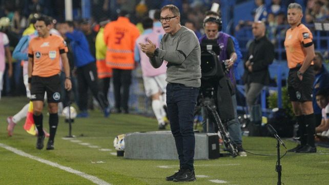 Ariel Holan aplaude a su equipo en la noche de Liniers