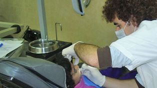 Los dentistas cambian el torno por la papaya