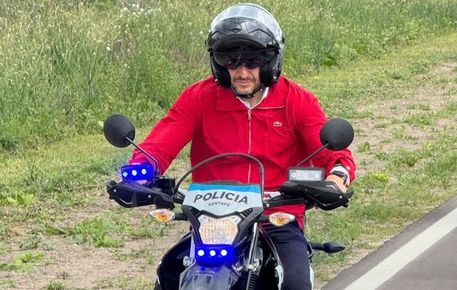 El gobernador Maximiliano Pullaro de Provincias Unidas en una moto de policía