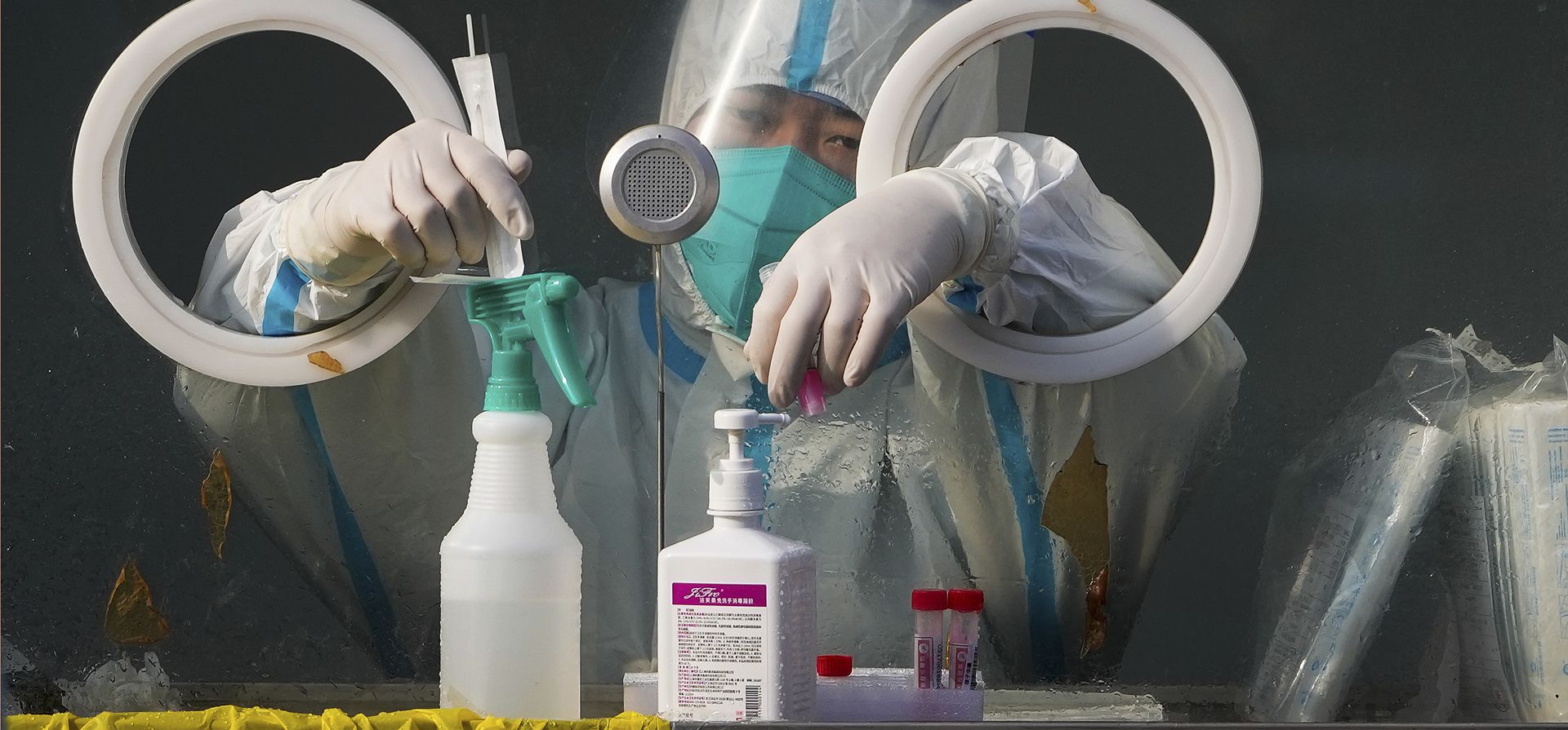 Personal de salud con equipo de protección prepara hisopos en un sitio de prueba de coronavirus en el distrito de Xichen en Beijing, el martes 25 de enero de 2022. Hong Kong ya ha suspendido muchos vuelos al extranjero y requiere que las llegadas sean puestas en cuarentena, similar a la