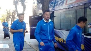 A viajar. El plantel tricolor sube al micro para emprender el viaje a Santa Fe.