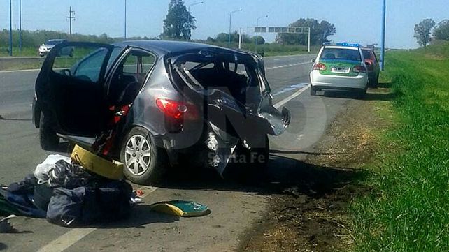 Falleció una mujer y otras tres personas resultaron heridas tras un vuelco en la autopista Santa Fe-Rosario Falleció una mujer y otras tres personas resultaron heridas tras un vuelco en la autopista Santa Fe-Rosario