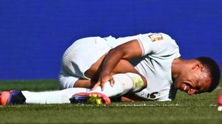 Mbappé se dejó caer al piso y pidió la asistencia médica. Luego fue reemplazado.