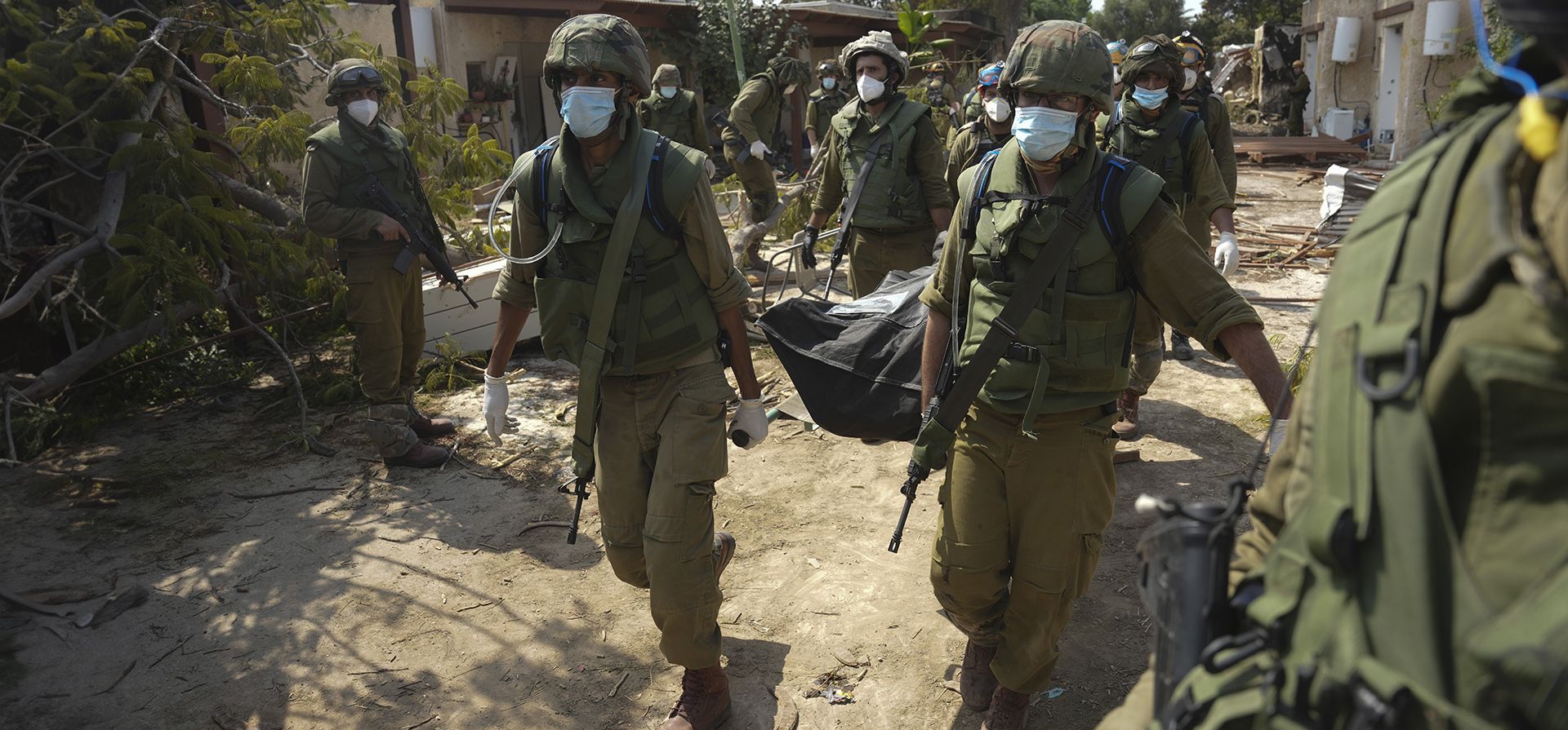 Kfar Aza, Israel. Soldados israelíes retiran el cuerpo de un civil muerto días antes en un ataque de militantes palestinos contra un kibutz cerca de la frontera con Gaza. Fotografía: AP Kfar Aza, Israel. Soldados israelíes retiran el cuerpo de un civil muerto días antes en un ataque de militantes palestinos contra un kibutz cerca de la frontera con Gaza. Fotografía: AP