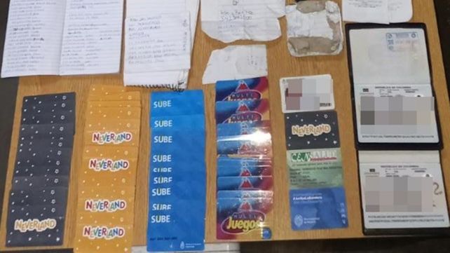 Parte del material incautado al supuesto ciudadano colombiano al ser detenido en Mendoza al 4600.