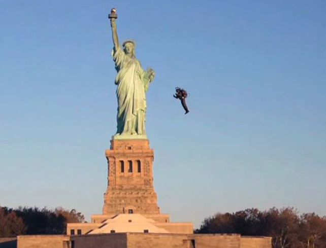 El jetpack realizó un espectacular vuelo sobre la Estatua de la Libertad.