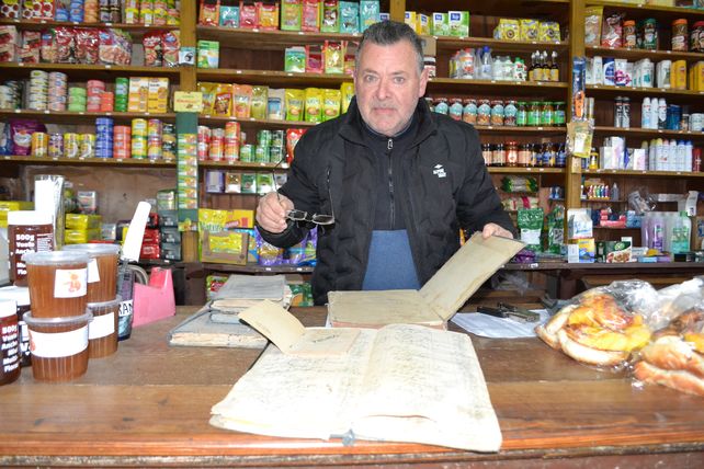 En los archivos, o cuadernos, del almacén se pueden encontrar datos que datan de la década de 1940 en adelante. (Foto Corresponsalía Venado Tuerto)