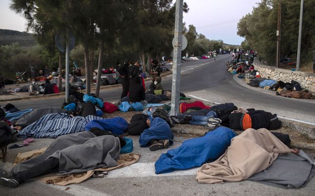 Foto de archivo: 10/09/2020, refugiados y migrantes duermen en una calle cerca del campamento de Moria destruido tras un incendio, en la isla de Lesbos, Grecia. El notoriamente sórdido campo de refugiados de Moria se incendió en septiembre pasado en la isla de Lesbos. 