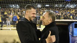 Martín Demichelis y Miguel Russo se saludan en la previa al partido.