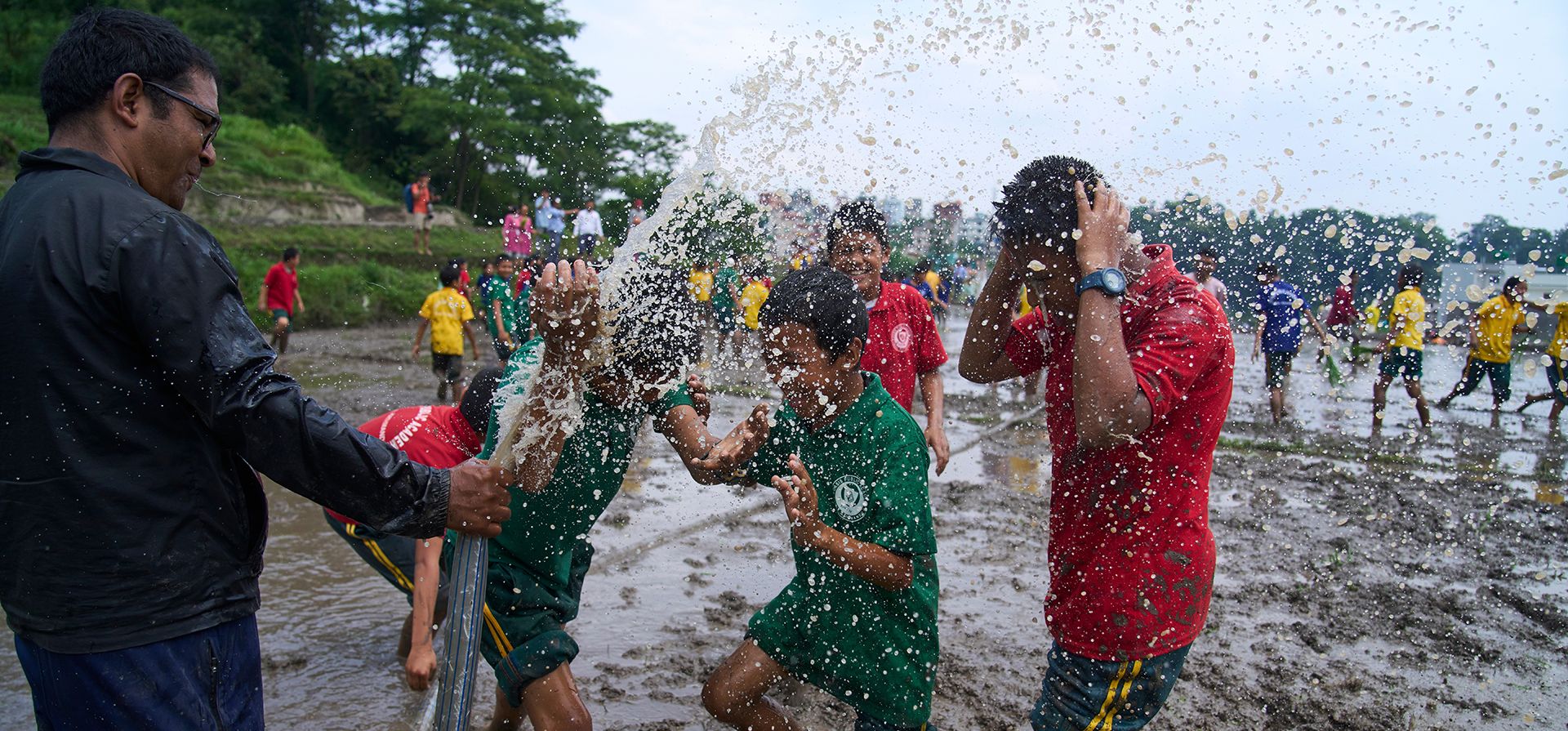 Un hombre salpica agua a unos niños que juegan en el barro de un arrozal durante el Asar Pandra, el festival anual de la siembra de arroz, en Katmandú, Nepal, el lunes 29 de junio de 2026. (Foto AP/Niranjan Shrestha) Un hombre salpica agua a unos niños que juegan en el barro de un arrozal durante el Asar Pandra, el festival anual de la siembra de arroz, en Katmandú, Nepal, el lunes 29 de junio de 2026. (Foto AP/Niranjan Shrestha)