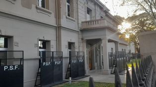 La sede de la Agencia de Investigación Criminal (AIC), al igual que otras dependencias policiales, fue vallado como medida de seguridad.&nbsp;