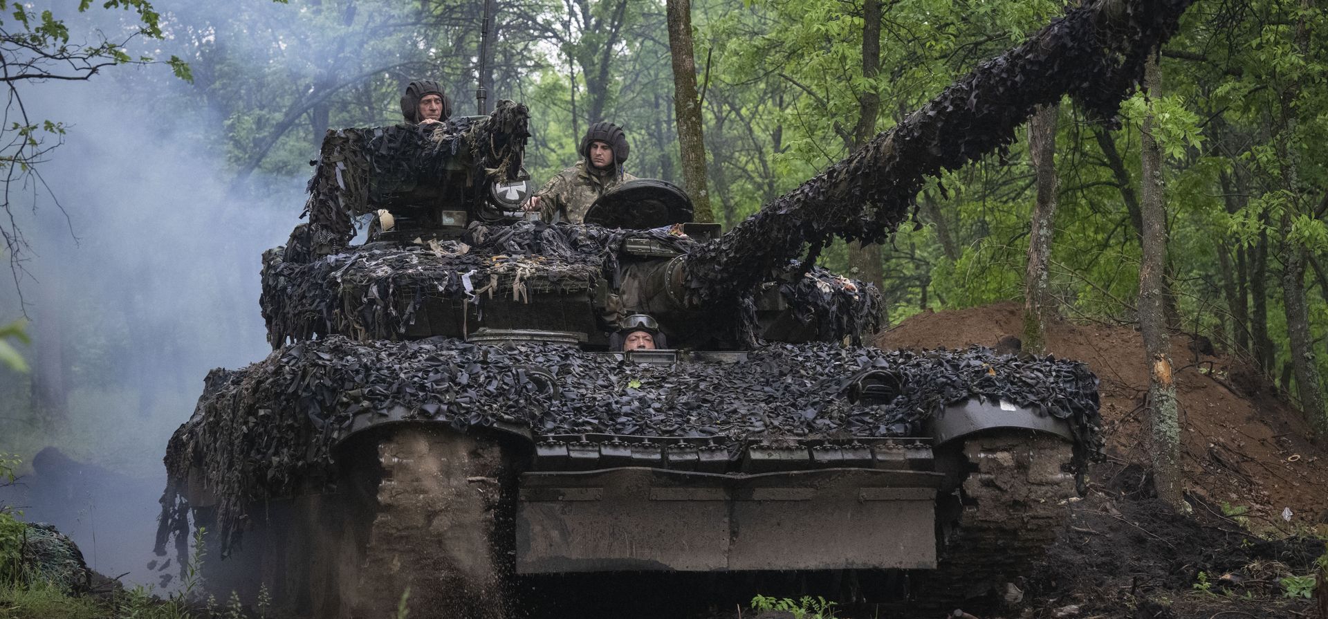 Soldados ucranianos en un tanque a lo largo de la carretera hacia sus posiciones cerca de Bakhmut, región de Donetsk, Ucrania, el martes 23 de mayo de 2023. (Foto AP/Efrem Lukatsky) Soldados ucranianos en un tanque a lo largo de la carretera hacia sus posiciones cerca de Bakhmut, región de Donetsk, Ucrania, el martes 23 de mayo de 2023. (Foto AP/Efrem Lukatsky)