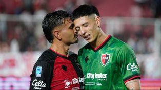 Rodrigo Herrera, uno de los tantos que felicitó a Josué Reinatti, que mantuvo la victoria de Newells sobre Unión con una soberbia actuación.