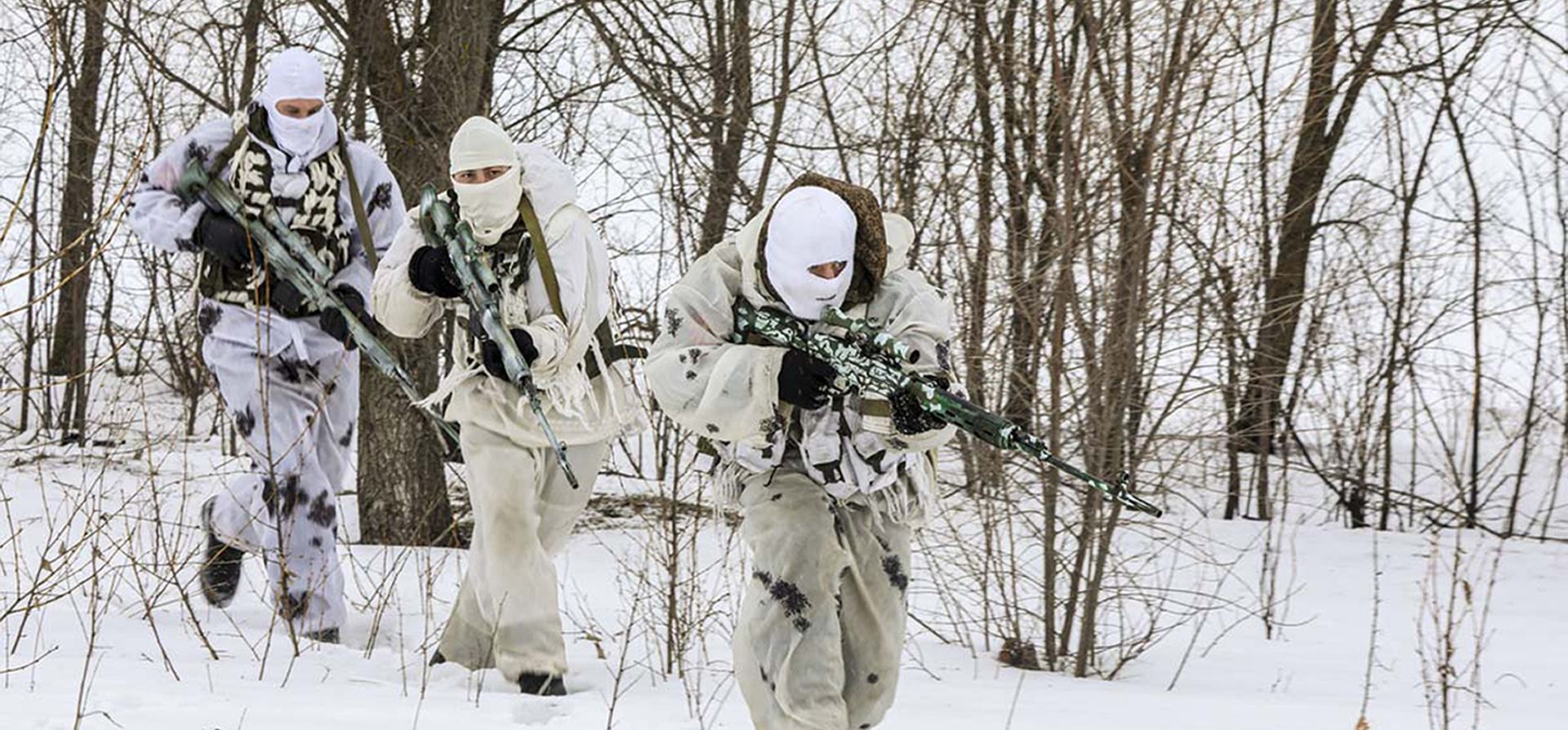 Francotiradores cambian de posición durante un ejercicio militar en la región de Nizhny Novgorod, Rusia. La imagen fue publicada por el Servicio de Prensa del Ministerio de Defensa de Rusia, en medio del conflicto con Ucrania.