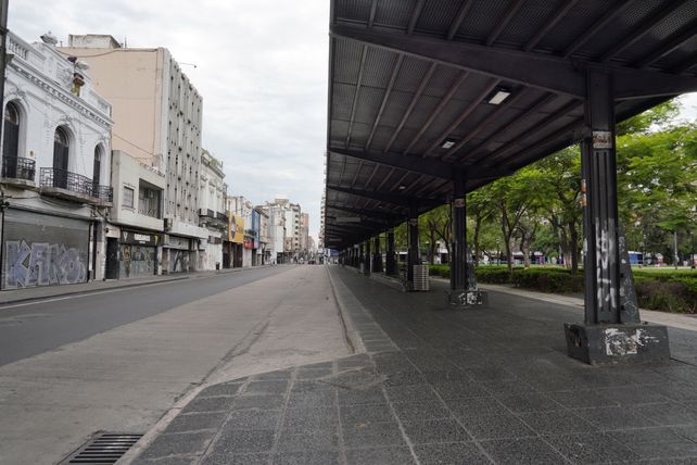 Un desierto urbano. La plaza Sarmiento volvió a mostrar su postal deshabitada tras un nuevo paro decretado por los choferes en repudio a la muerte de un compañero.