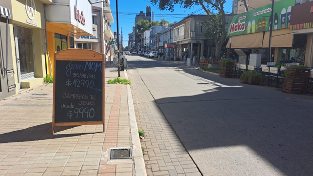 El movimiento comercial en la céntrica calle Belgrano de la Esmeralda del Sur disminuyó un 25% en promedio con respecto al año 2023.