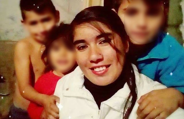 Silvia junto a sus hijos. Era buscada desde el 1 de agosto pasado.