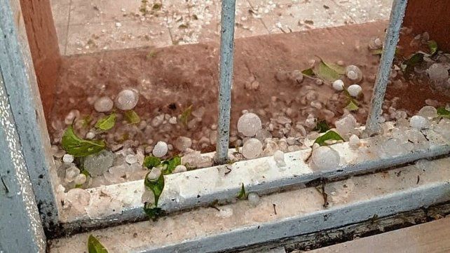 Las piedras que cayeron en algunos lugares de la ciudad fueron de gran tamaño.