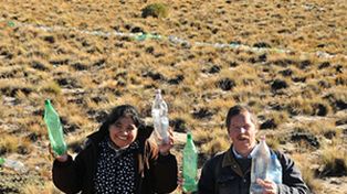 Bariloche arma un cartel gigante para promocionar el turismo y concientizar sobre reciclado