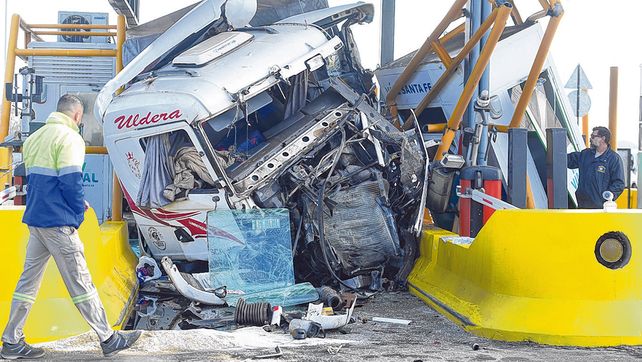 Tremendo impacto. El camión avanzó hacia el peaje a gran velocidad y chocó contra la cabina destrozándola. Se investigan las posibles causas.