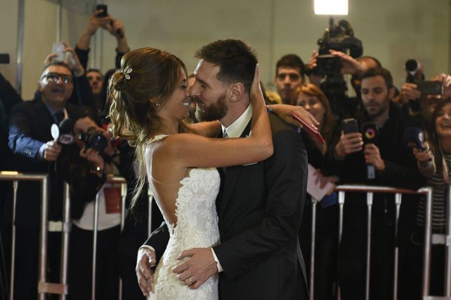 Pura pasión local. Los flamantes esposos sellaron su amor rotundo con un beso que recorrió el planeta.