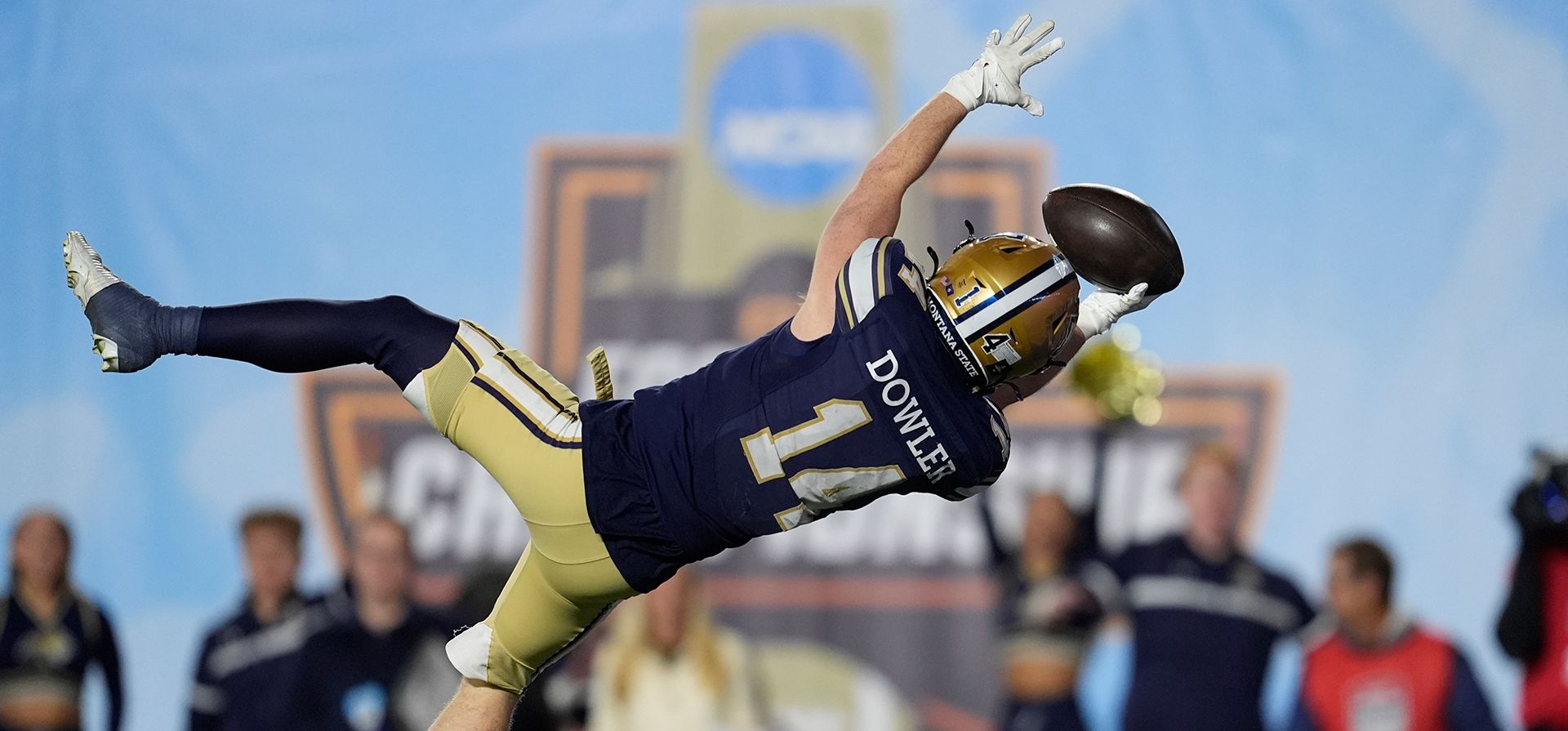 El receptor abierto de Montana State, Taco Dowler (14), se lanza a la zona de anotación para anotar un touchdown durante la segunda mitad del partido de fútbol americano universitario de la NCAA por el Campeonato FCS contra Illinois State, el lunes 5 de enero de 2026, en Nashville, Tennessee. (Foto AP/George Walker IV) El receptor abierto de Montana State, Taco Dowler (14), se lanza a la zona de anotación para anotar un touchdown durante la segunda mitad del partido de fútbol americano universitario de la NCAA por el Campeonato FCS contra Illinois State, el lunes 5 de enero de 2026, en Nashville, Tennessee. (Foto AP/George Walker IV)