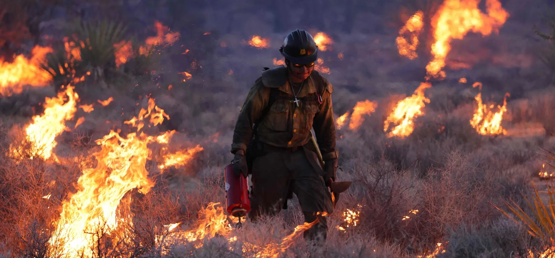 Nevada, Estados Unidos. Los miembros del equipo de bomberos de Crane Valley Hotshots extinguen el fuego mientras la reserva nacional de Mojave es arradsada por un incendio forestal . El incendio de York ha quemado más de 70,000 acres (28,300 hectáreas) de tierra, árboles de Joshua y yuca en la reserva, y ha cruzado la línea estatal desde California hasta Nevada. Fotografía: David Swanson/AFP/Getty Images Nevada, Estados Unidos. Los miembros del equipo de bomberos de Crane Valley Hotshots extinguen el fuego mientras la reserva nacional de Mojave es arradsada por un incendio forestal . El incendio de York ha quemado más de 70,000 acres (28,300 hectáreas) de tierra, árboles de Joshua y yuca en la reserva, y ha cruzado la línea estatal desde California hasta Nevada. Fotografía: David Swanson/AFP/Getty Images