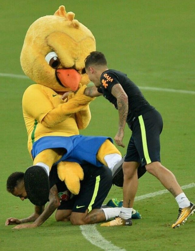La foto del día la entregaron ¡Neymar, Coutinho y el pobre Canarinho!