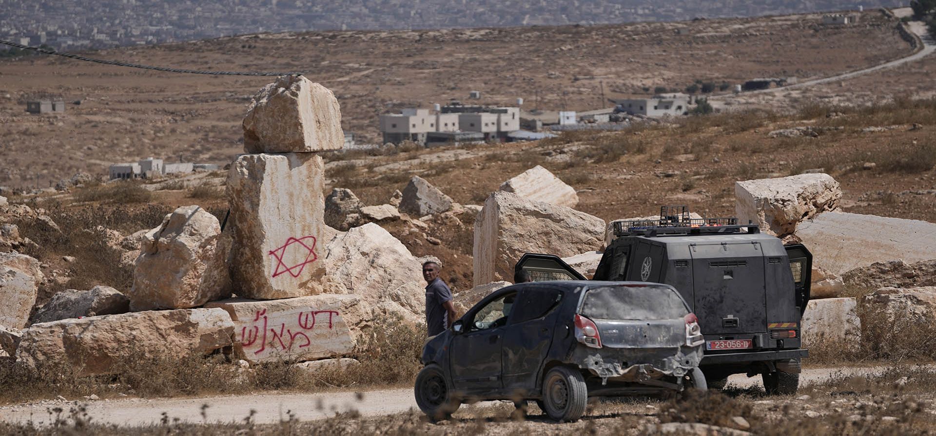 Agentes de la policía fronteriza israelí conversan con residentes palestinos cerca de un grafiti en hebreo que reza "la sangre de nuestros hermanos", en el lugar donde colonos israelíes perpetraron una masacre en la aldea de Sa'ir, en Cisjordania, cerca de Hebrón, el viernes 21 de agosto de 2026. (Foto AP/Mahmoud Illean) Agentes de la policía fronteriza israelí conversan con residentes palestinos cerca de un grafiti en hebreo que reza "la sangre de nuestros hermanos", en el lugar donde colonos israelíes perpetraron una masacre en la aldea de Sa'ir, en Cisjordania, cerca de Hebrón, el viernes 21 de agosto de 2026. (Foto AP/Mahmoud Illean)