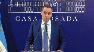Manuel Adorni en su habitual conferencia de prensa dijo que el gobierno descarta coparticipar el impuesto País