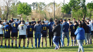 Jugadores, entrenadores y dirigentes de Universitario y de Pergamino unidos en un sentido abrazo.