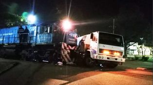 Camión barredor municipal y una locomotora chocaron