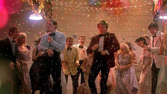 Kevin bacon y compañía bailan en Footloose