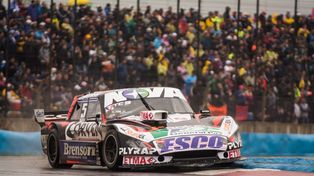 Matías Rossi conduce el Ford hacia la victoria en el histórico día del TC en Rosario, bajo la lluvia y una multitud en las tribunas.