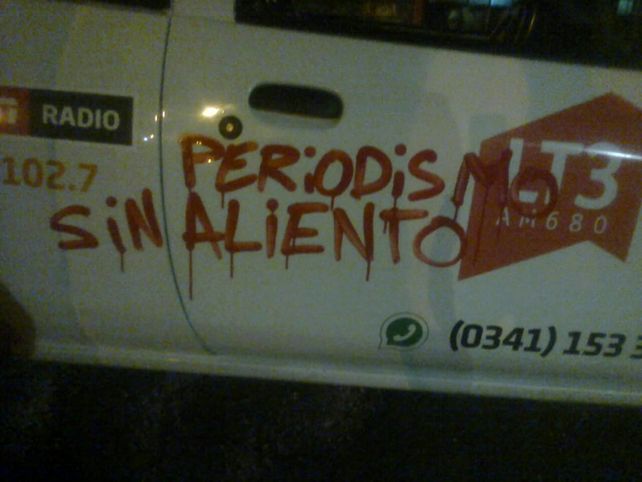 Un pequeño grupo de hinchas pintó con aerosol un móvil de LT 3.&nbsp;