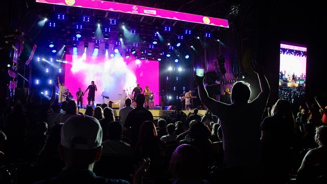 Fiesta de la Playa: Damas Gratis hizo bailar a todos en Concepción del Ururguay