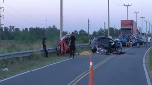 Así quedaron los dos vehículos tras el impactante siniestro vial que se produjo este martes por la tarde sobre la ruta 14, cerca de Soldini. (Foto: captura de video)&nbsp;