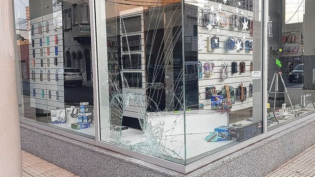 El negocio de telefonía donde estrellaron el blíndex se halla en el microcentro