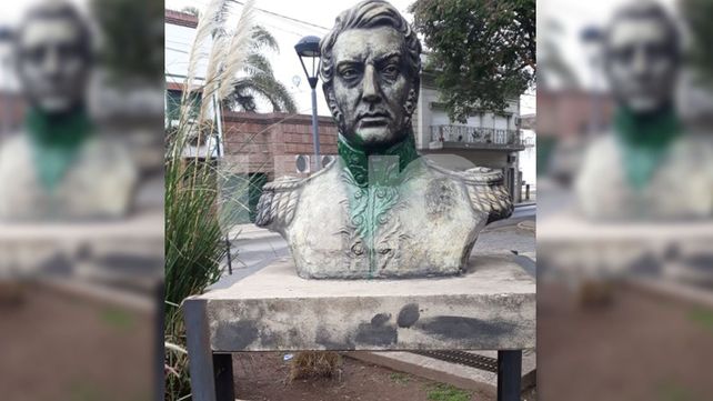 El busto del General José de San Martín está ubicado en la esquina de Salta y 1° de Mayo