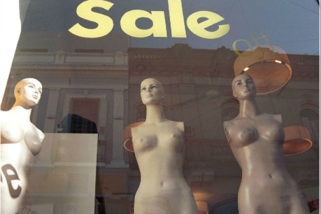 Edila radical quiere prohibir los maniquíes desnudos