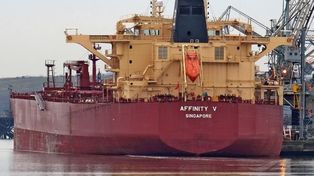 Un buque petrolero encalló y bloqueó por cinco horas el Canal de Suez